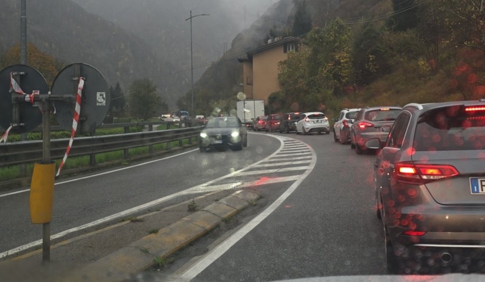 Casnigo, frontale tra due auto: due persone in codice giallo, lunghissime code