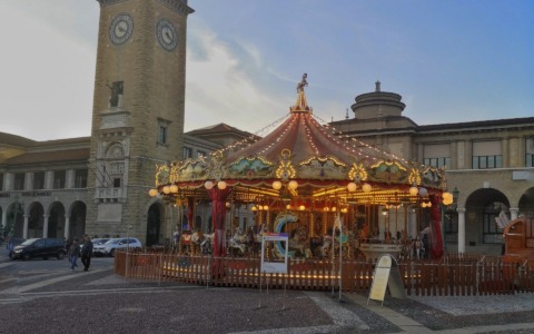 Si accende il “Natale a Bergamo”: un grande albero in Città Alta, nuove luci, ruota panoramica e più di un mese di eventi