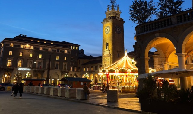 Bergamo si accende per il Natale: luminarie, ruota panoramica e mercatini in arrivo