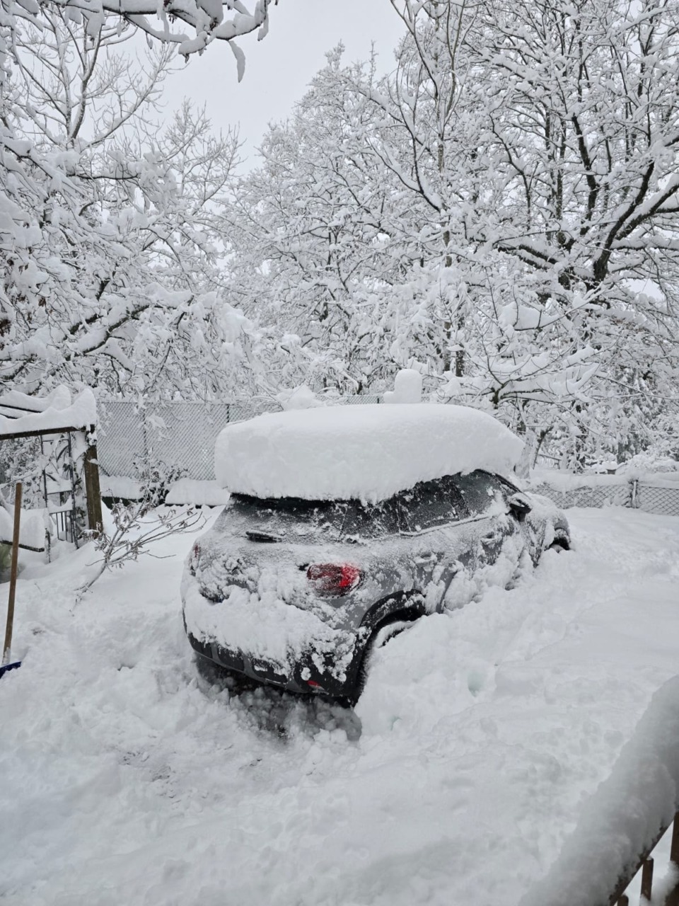 Il bilancio della prima nevicata stagionale in Bergamasca, tra proteste, incidenti e traffico bloccato