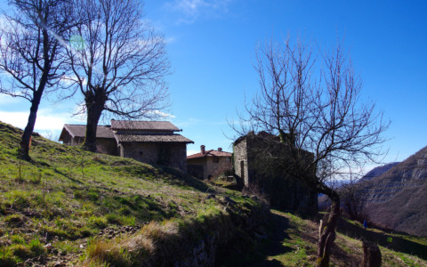 Un viaggio nella storia, tra antichi borghi, casolari e scorci autunnali: percorriamo la Strada Taverna