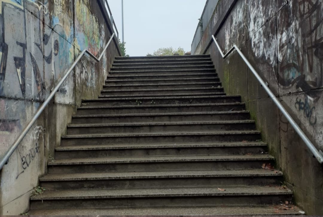 Quella scala del sottopasso di via Paderno a Seriate è un problema serio per chi ha difficoltà di deambulazione