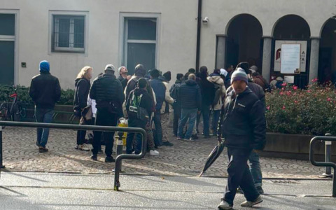 Sempre più persone in coda alla mensa dei poveri di Bergamo, anche i frati cappuccini sono allo stremo