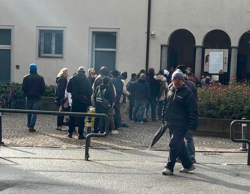Sempre più persone in coda alla mensa dei poveri di Bergamo, anche i frati cappuccini sono allo stremo