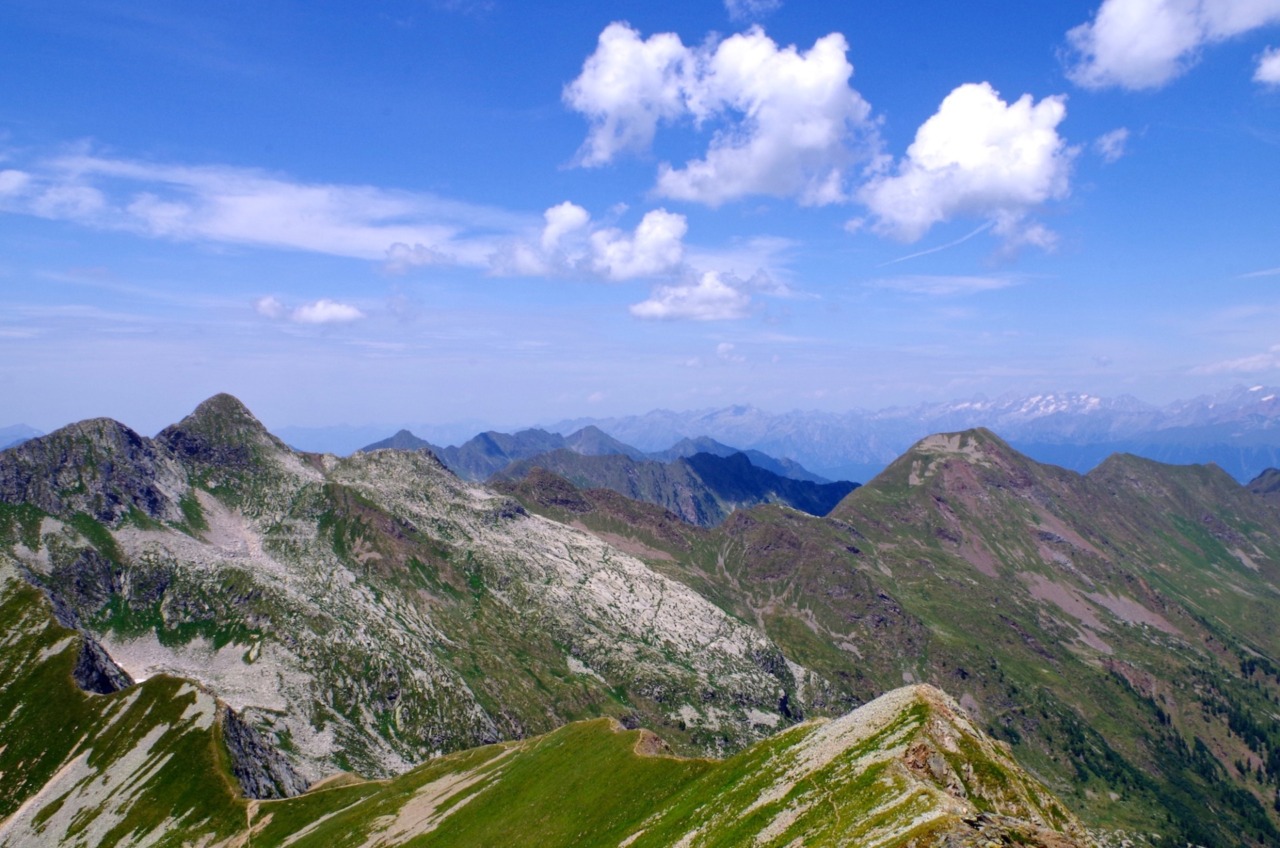 Se cercate pace e silenzio, panorami sconfinati e bellezza, allora dovete salire sulla vetta del monte Chierico
