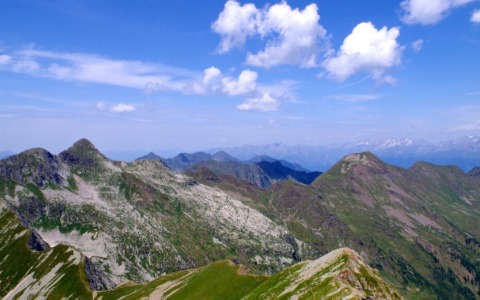 Se cercate pace e silenzio, panorami sconfinati e bellezza, allora dovete salire sulla vetta del monte Chierico