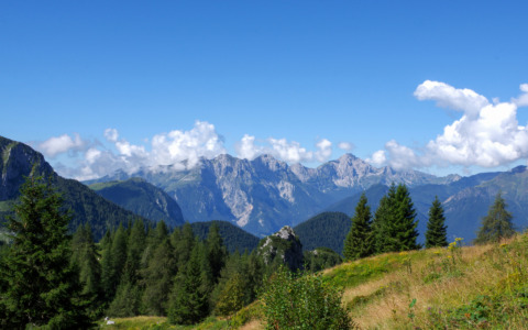 Tra casolari e baite che sembrano dipinti in paesaggi da fiaba: è la meravigliosa Val Sedornia