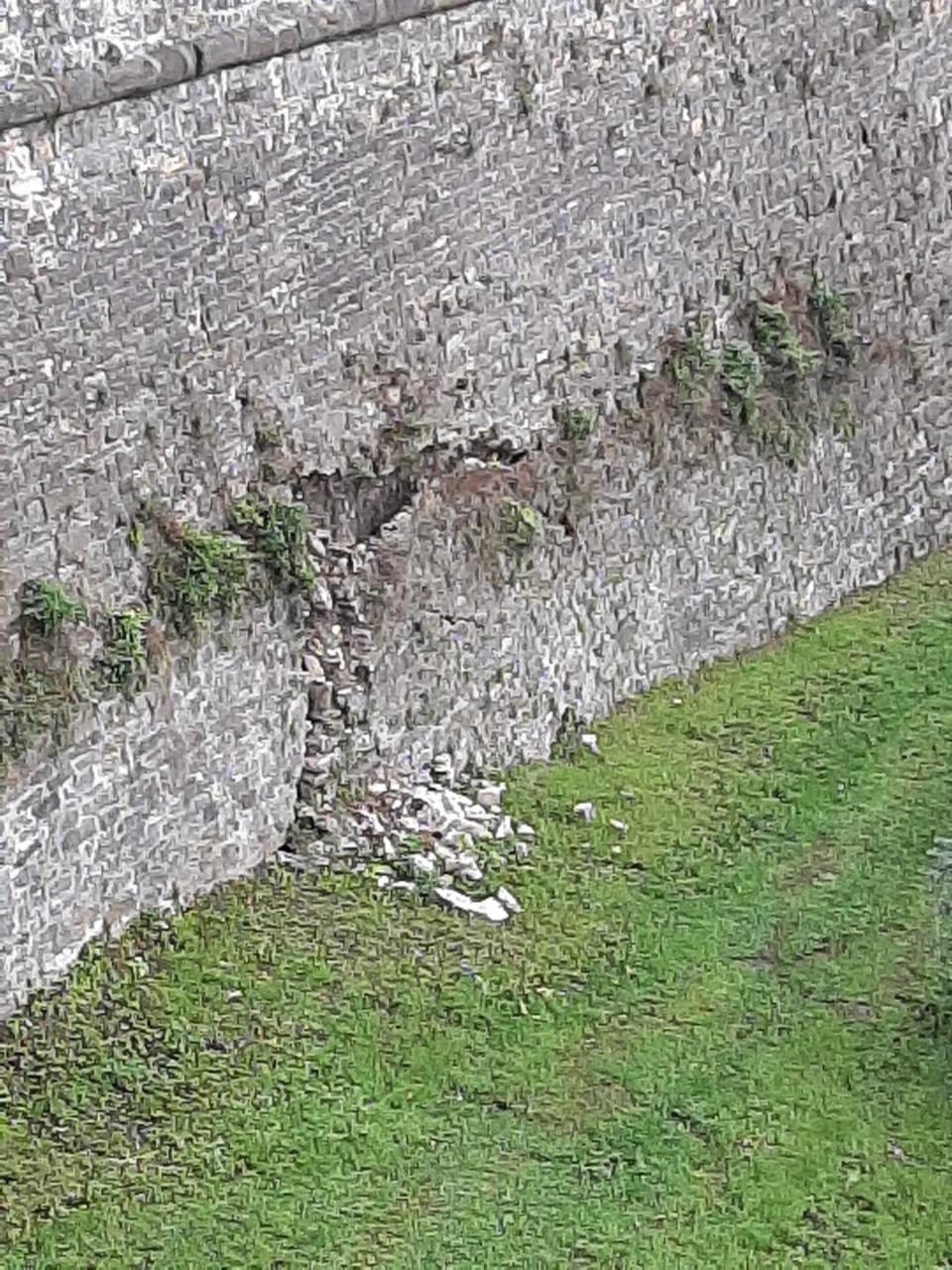 Caduta di pietre dalle Mura, il Comune: «Situazione sotto controllo, ma serviranno almeno 200 mila euro»