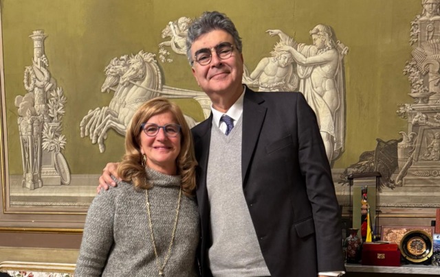 Una serata per la pace in Medio Oriente, ma a Bergamo scoppia la protesta. La Carnevali difende Fiano