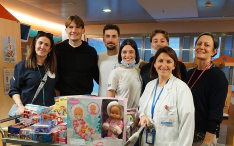 Il capitano dell’Atalanta Marten de Roon in visita ai piccoli pazienti dell’ospedale Papa Giovanni XXIII