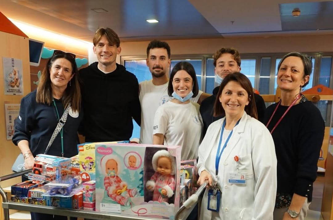 Il capitano dell’Atalanta Marten de Roon in visita ai piccoli pazienti dell’ospedale Papa Giovanni XXIII