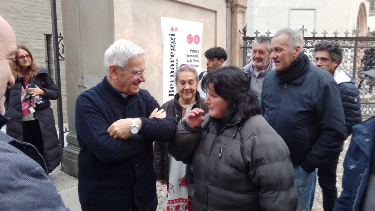 Il vescovo Beschi ha accolto quaranta persone povere al Museo Bernareggi e ha offerto loro il pranzo