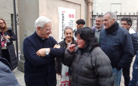 Il vescovo Beschi ha accolto quaranta persone povere al Museo Bernareggi e ha offerto loro il pranzo