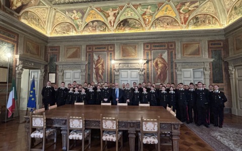 Il prefetto e il comandante dei carabinieri accolgono i nuovi cinquanta militari dell’Arma in via Tasso