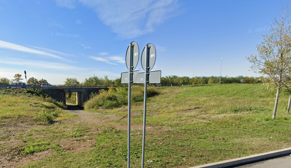 Senzatetto polacco trovato morto vicino al sottopassaggio ad Azzano: nessun segno apparente di violenza