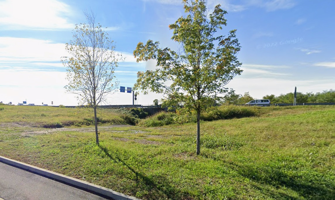 La vita disperata nella capanna a due passi dalle luci del centro commerciale