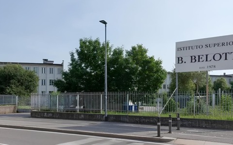 Ancora spray al peperoncino spruzzato in una scuola: cinque intossicati all’Istituto Belotti di Bergamo