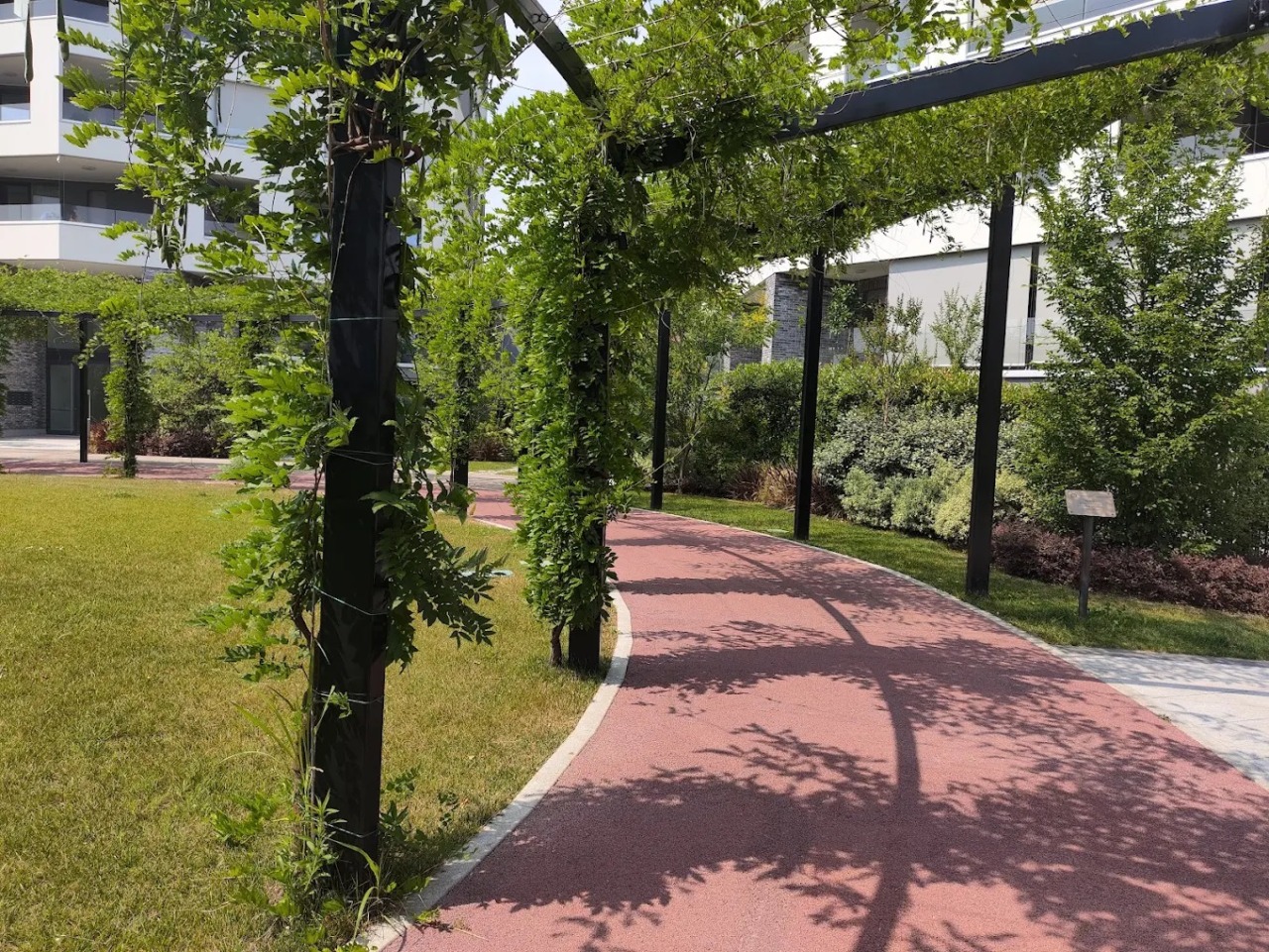 Taglio del nastro per il giardino pubblico “Sacchi Quarti” tra i nuovi palazzi di Redona