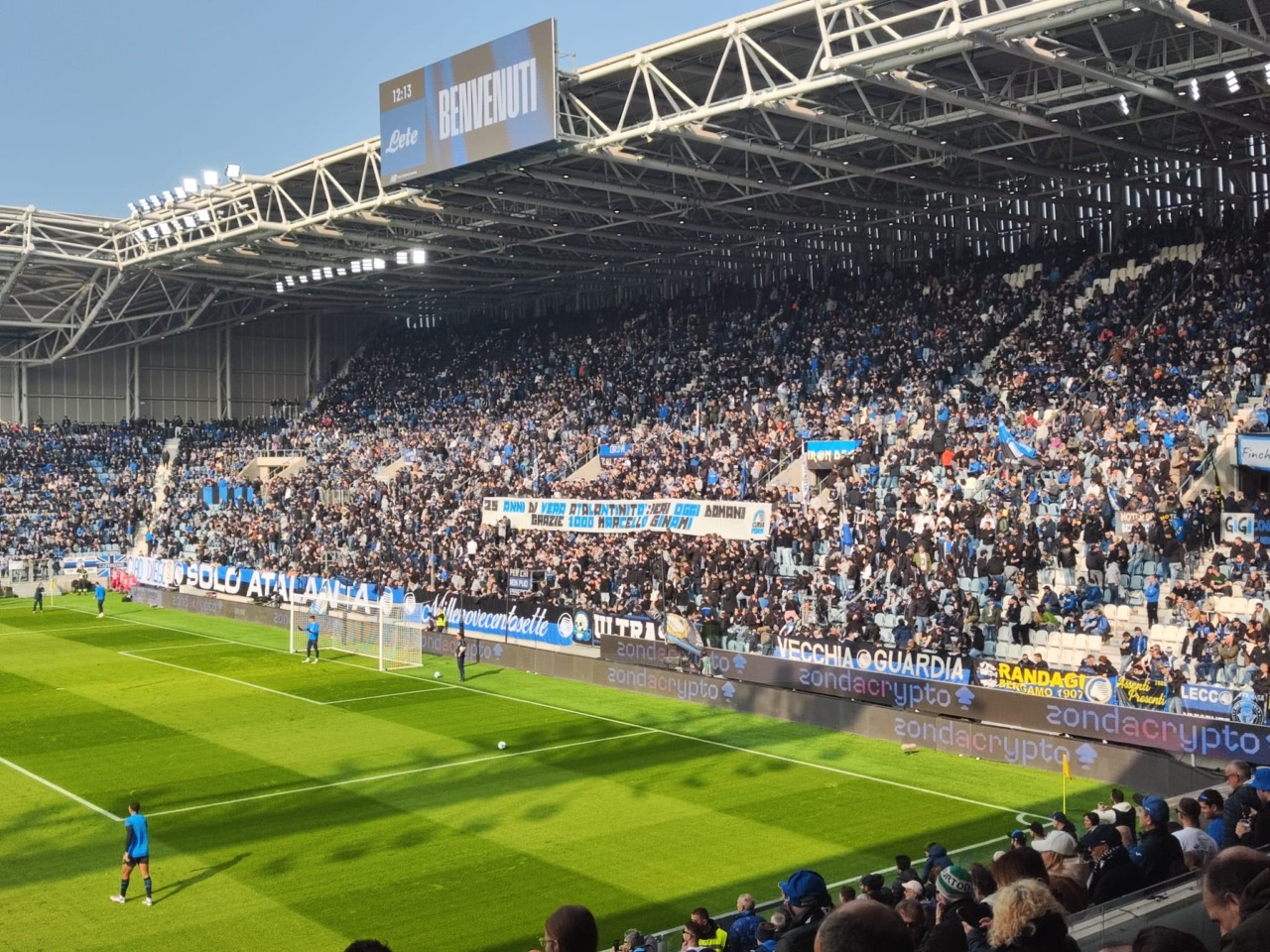 Il grazie degli atalantini al fisioterapista Marcello Ginami per le sue mille panchine con la Dea