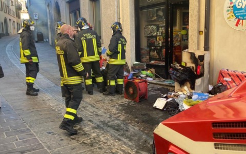 Incendio in una cartolibreria del centro: attimi di paura a Gandino
