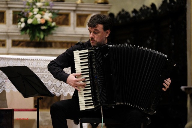 La fisarmonica di Nadio Marenco in concerto nella chiesa delle Suore Sacramentine a Bergamo