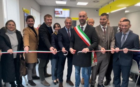 Anche ad Almenno San Bartolomeo i cittadini possono fare il passaporto alle Poste: inaugurata la nuova sede
