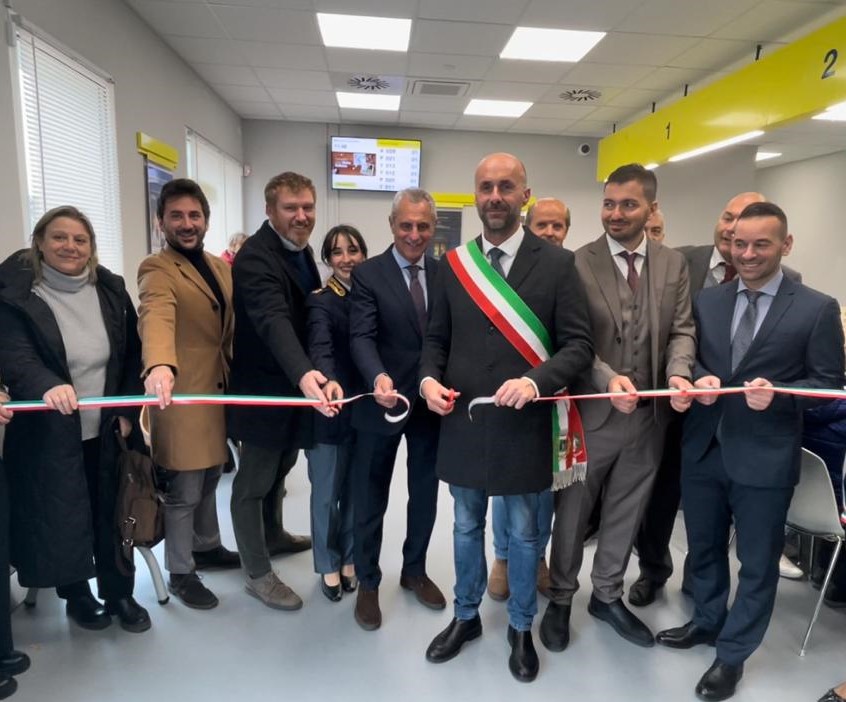 Anche ad Almenno San Bartolomeo i cittadini possono fare il passaporto alle Poste: inaugurata la nuova sede
