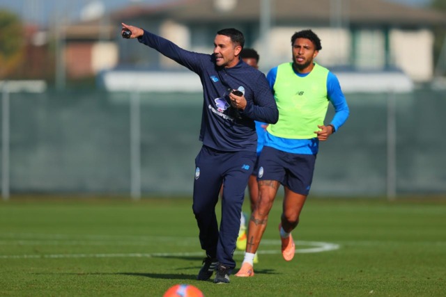 Sguardo attento, indicazioni e carezze (pure al campo): com’è andato il primo allenamento di mister Palladino