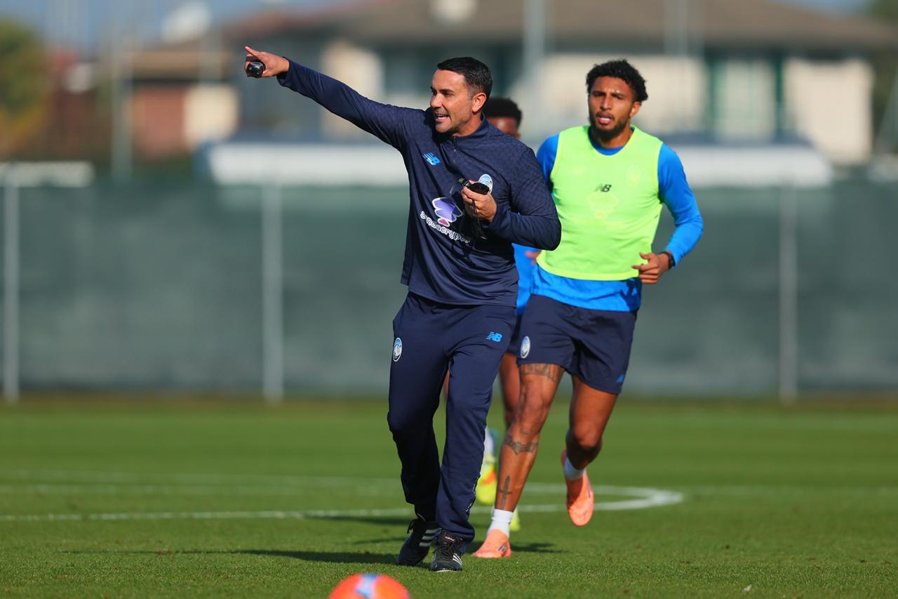 Sguardo attento, indicazioni e carezze (pure al campo): com’è andato il primo allenamento di mister Palladino