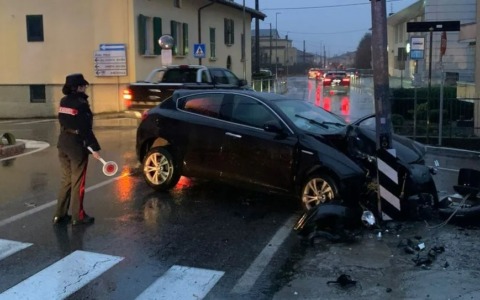 Ennesima vittima sulle strade bergamasche: si schianta contro semaforo a Pradalunga, morto 57enne
