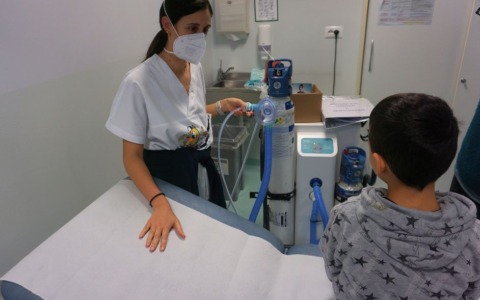 Gas esilarante ai bambini del Papa Giovanni per ridurre ansia e dolore. «Aiuterà anche i genitori»