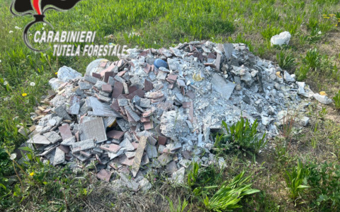 Rifiuti abbandonati tra il lago e la pianura: tre operazioni dei carabinieri forestali incastrano i responsabili