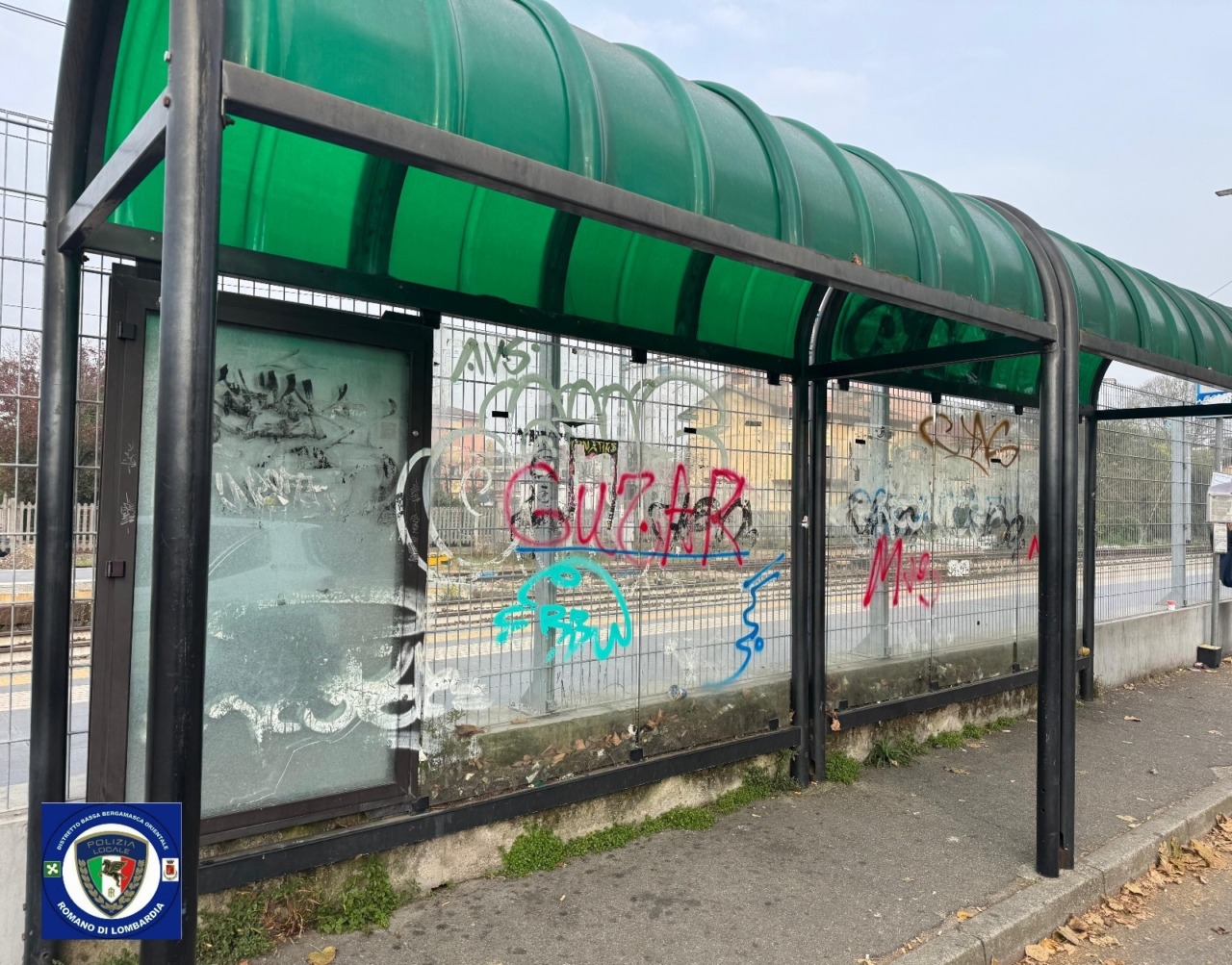 Tre ragazzi denunciati per vandalismo a Romano: imbrattate pensilina, stazione e pali della luce