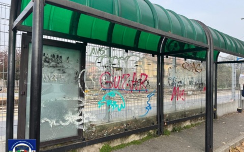 Tre ragazzi denunciati per vandalismo a Romano: imbrattate pensilina, stazione e pali della luce