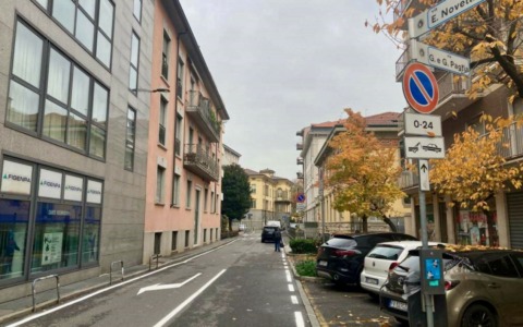 Urla e inveisce contro i passanti in stato alterato tra le vie Novelli e Paglia: denunciato 21enne