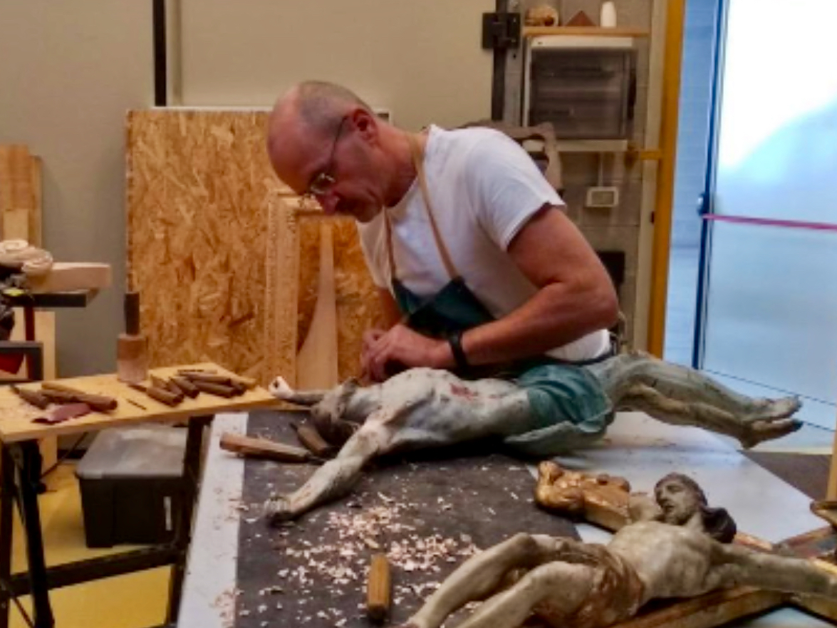 Ivan Adobati, l’arte del legno che parla al cuore di Alzano