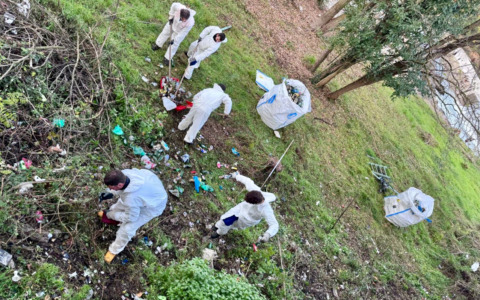 Le sponde del Serio di nuovo invase dai rifiuti: anticipato l’intervento a Seriate, ripulita l’area