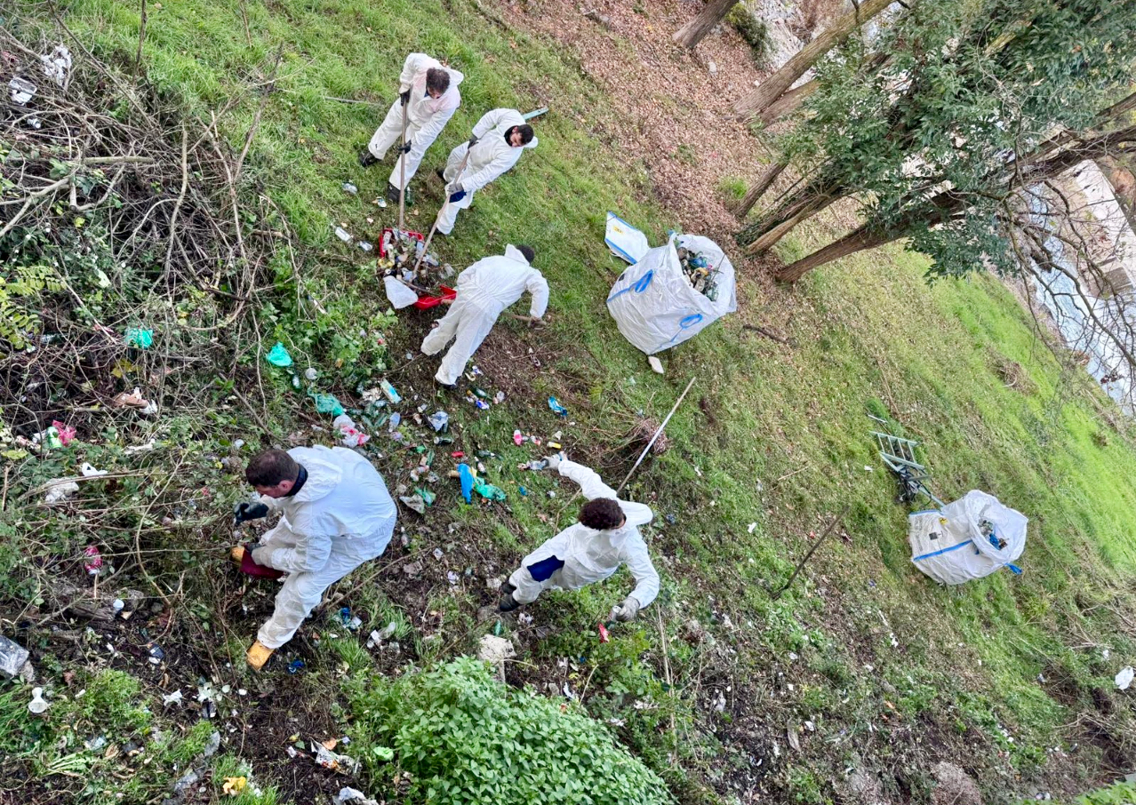 Le sponde del Serio di nuovo invase dai rifiuti: anticipato l’intervento a Seriate, ripulita l’area