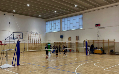 Ecco la nuova palestra alla scuole media Pascoli di Curno: parquet, tribune e illuminazione a led