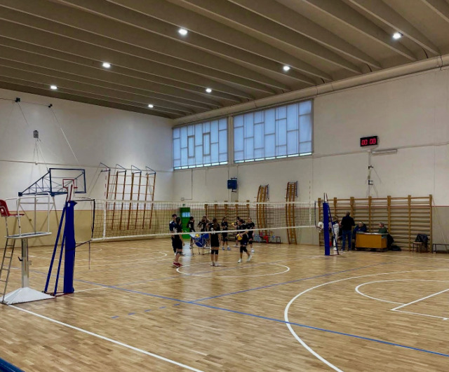 Ecco la nuova palestra alla scuole media Pascoli di Curno: parquet, tribune e illuminazione a led