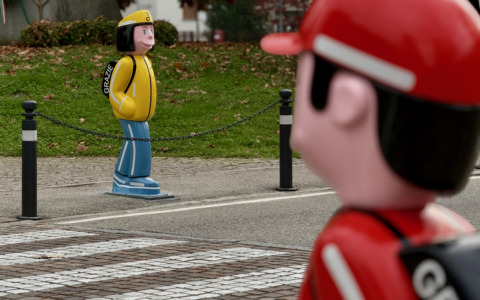 Quei due “bambini” di Mozzo che ci ricordano di rallentare mentre accompagnano gli alunni