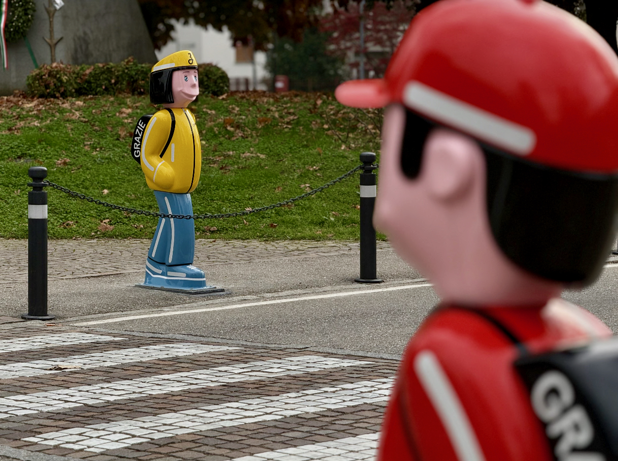 Quei due “bambini” di Mozzo che ci ricordano di rallentare mentre accompagnano gli alunni