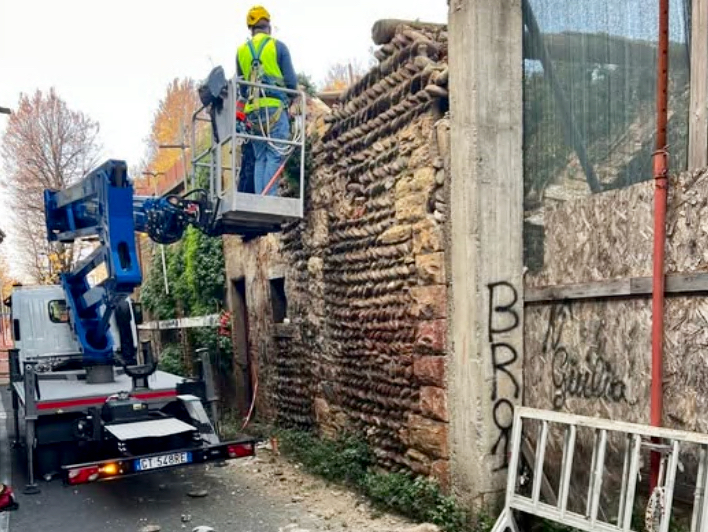 Caseggiato messo in sicurezza in via Caleppio a Zanica, presto (si spera) il passaggio riaprirà