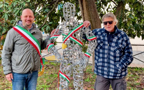 Nel giardino del Comune di Alzano è arrivato Spartacus, il guerriero di ferro che difende i diritti