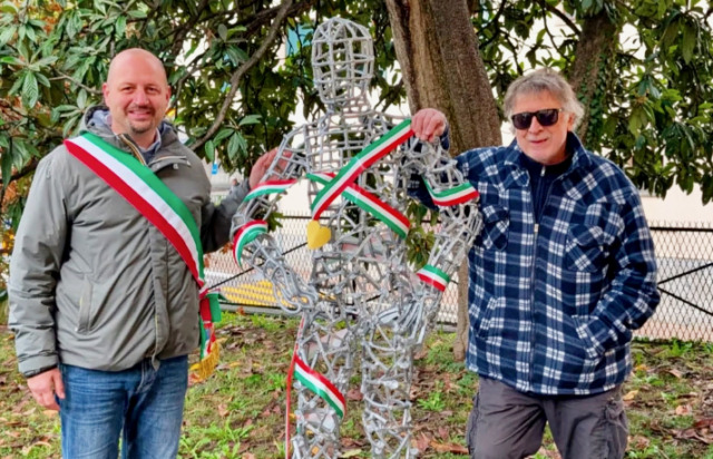 Nel giardino del Comune di Alzano è arrivato Spartacus, il guerriero di ferro che difende i diritti