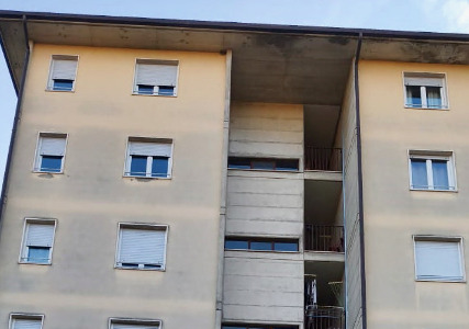 Blatte, topi e citofoni rotti: viaggio nell’edificio Aler di Seriate lasciato nel degrado