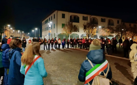 A Levate e a Osio Sopra le lucine di ragazzi e ragazze per dire basta alla violenza sulle donne