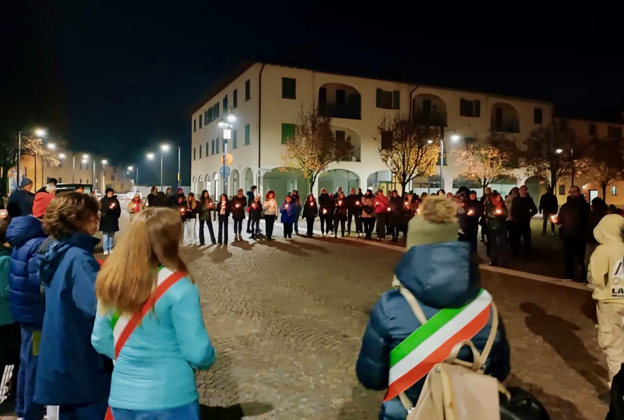 A Levate e a Osio Sopra le lucine di ragazzi e ragazze per dire basta alla violenza sulle donne
