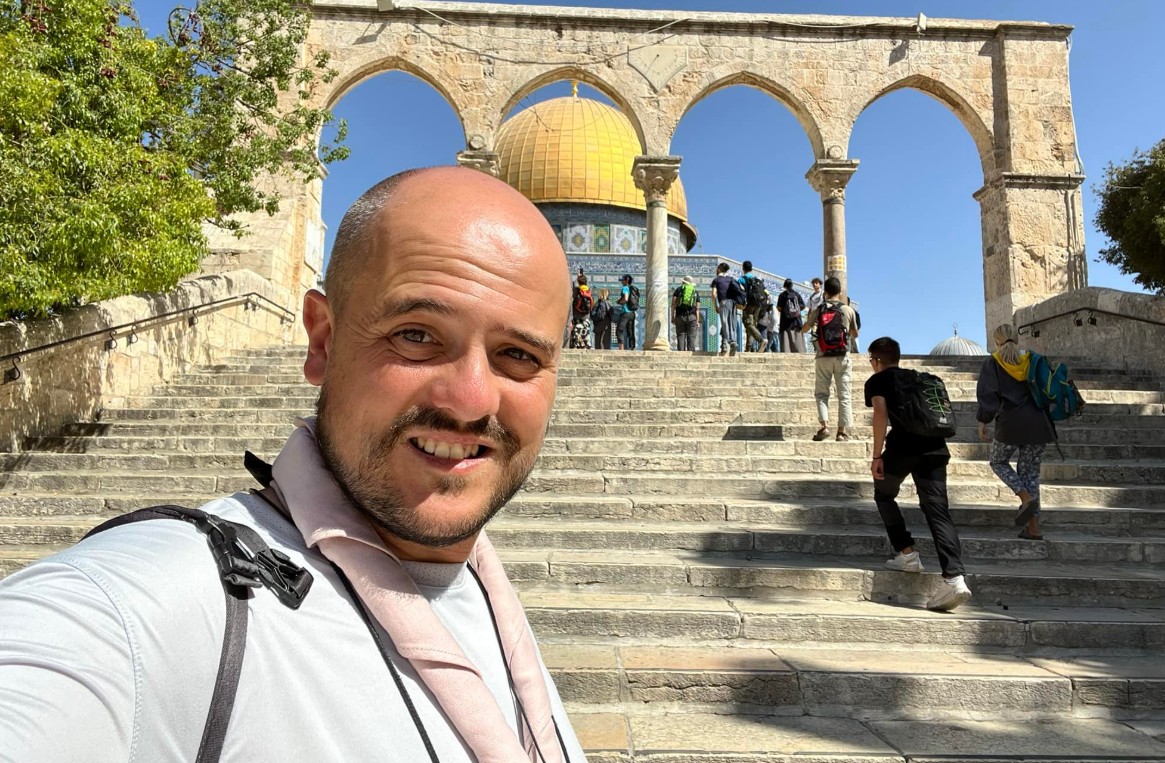 Nuovo libro di don Manuel Belli, alias il «parroco imbruttito» (che ha 50mila follower su YouTube)