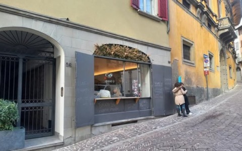 «Non voglio spegnere quest’ultima luce di via Pignolo»: il Caffè Papavero prova a “salvare” il quartiere
